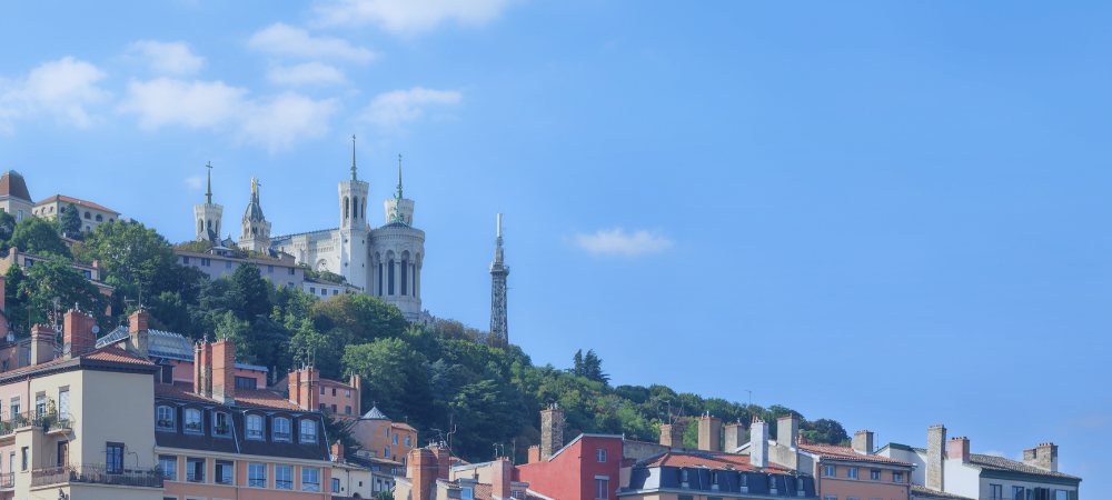 Lyon : la basilique de Fourvière au-dessus des toits du Vieux Lyon